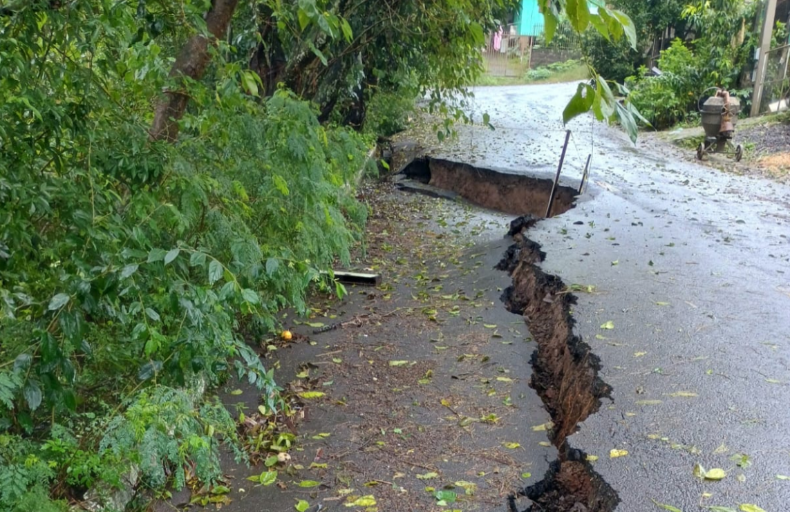 Moradores estão assustados com deslizamento de terras no bairro Planaza em Parobé