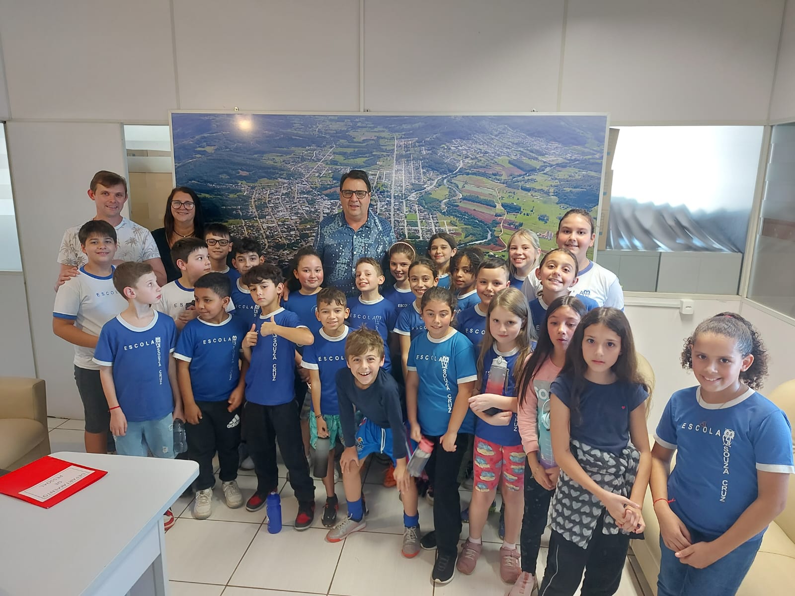 Alunos e professores da Escola Souza Cruz visitam o prefeito de Rolante