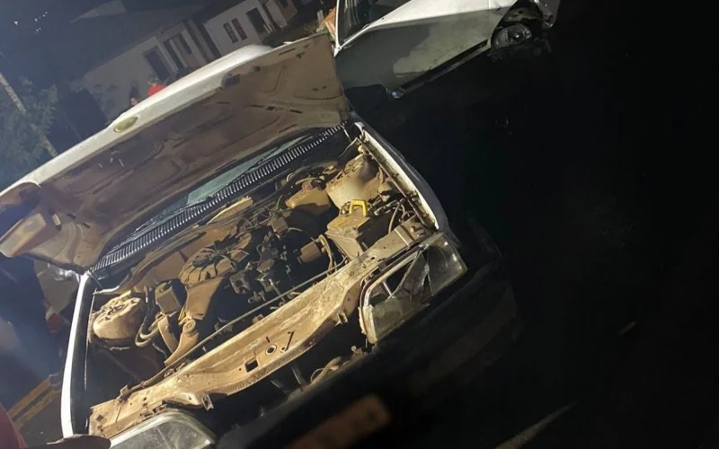 Dois automóveis colidem na ERS-239 e três pessoas ficam feridas