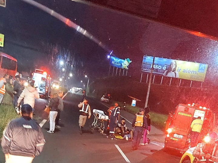 Homens ficam feridos após colisão entre motocicleta e ônibus na ERS-239 em Parobé