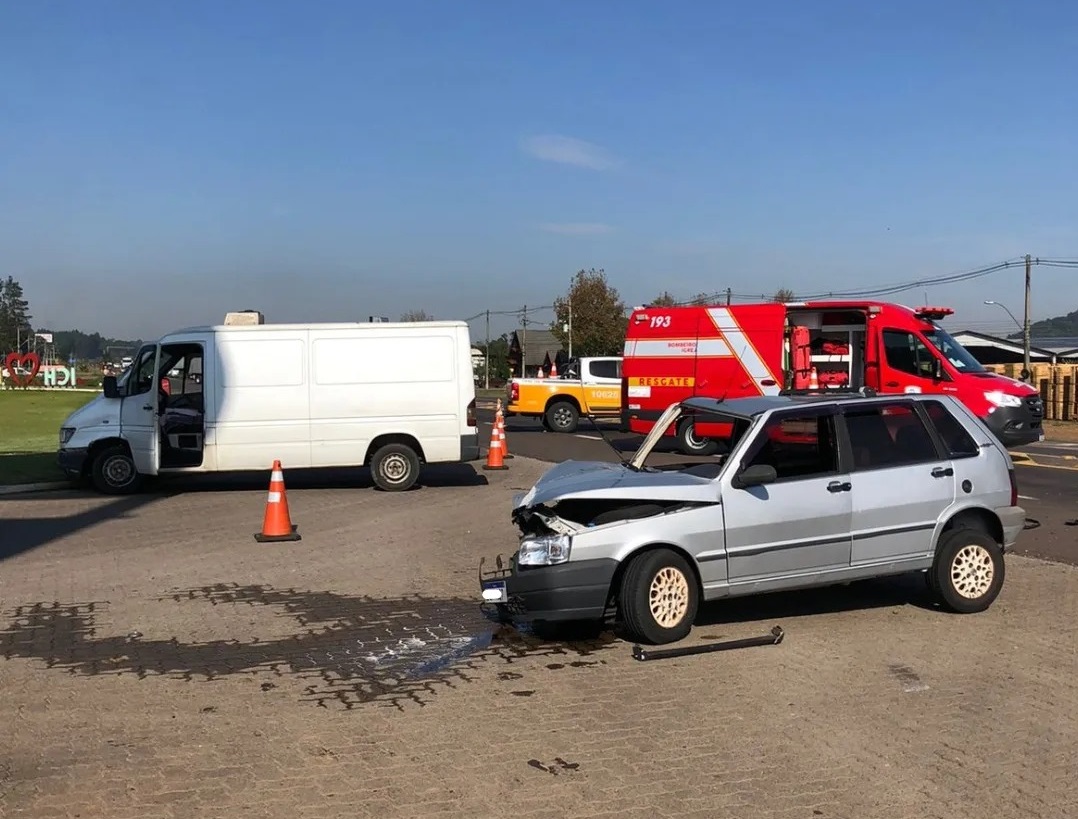 Dois veículos colidem na ERS-115 em Igrejinha