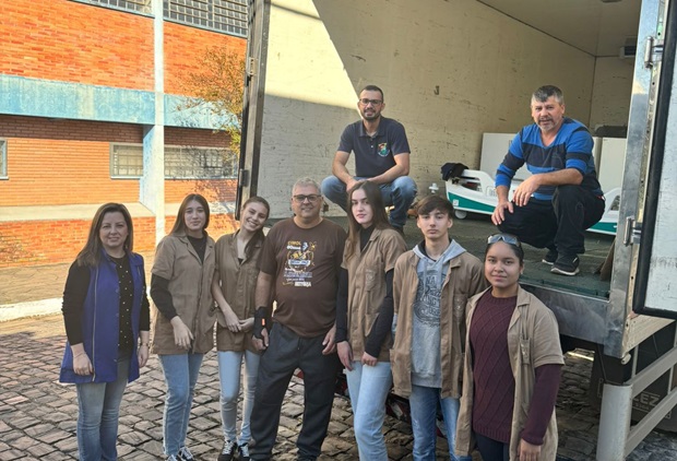 Móveis fabricados por alunos do Cimol são entregues aos atingidos pela enchente em Três Coroas