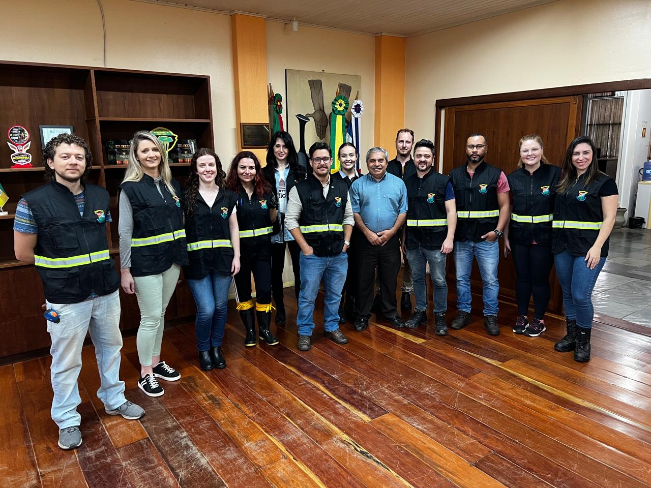 Engenheiros e arquitetos voluntários realizam avaliação de casas atingidas pela enchente em Três Coroas