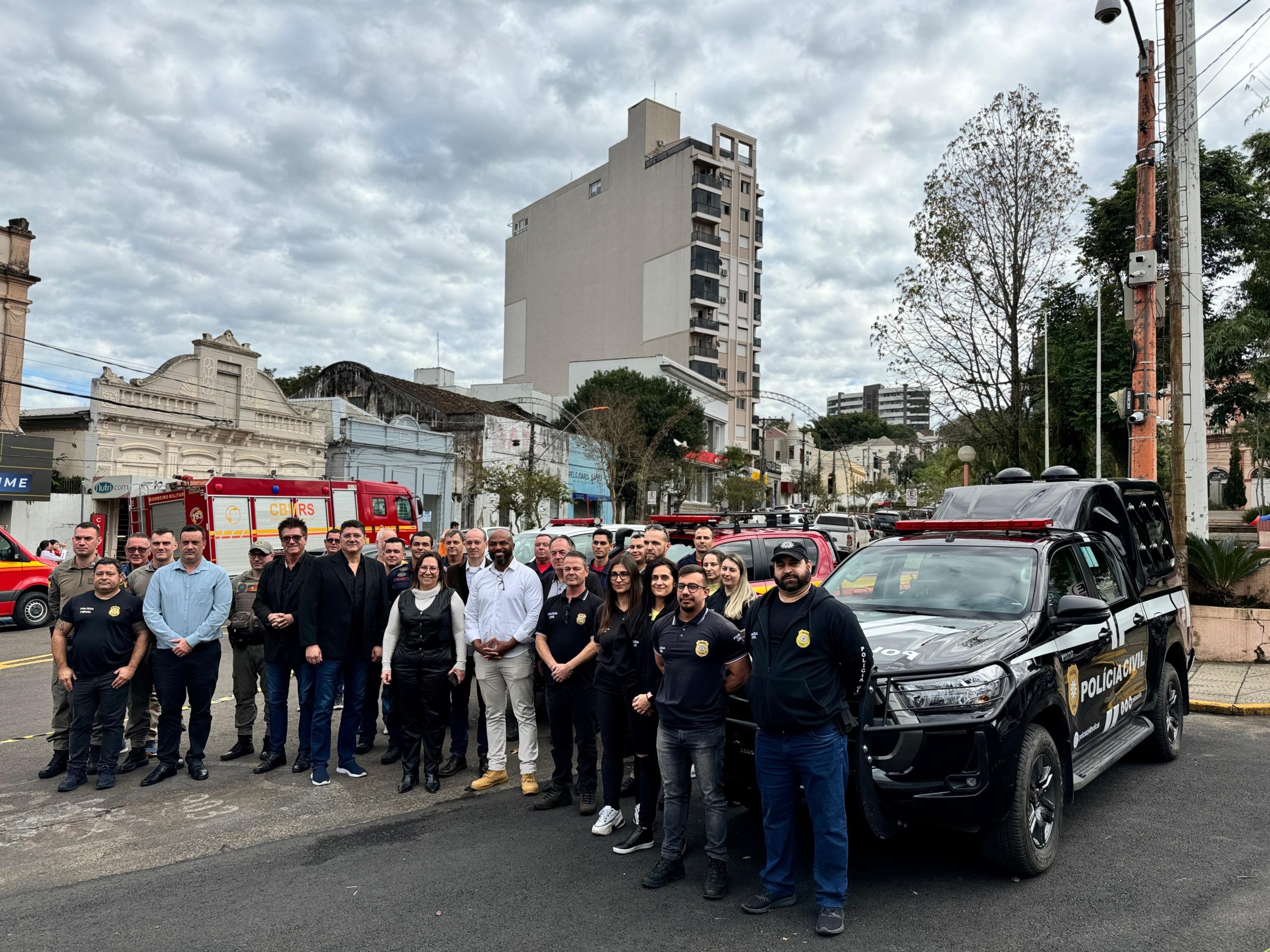 Prefeitura de Taquara, Consepro e Judiciário entregam viaturas para Polícia Civil e Corpo de Bombeiros