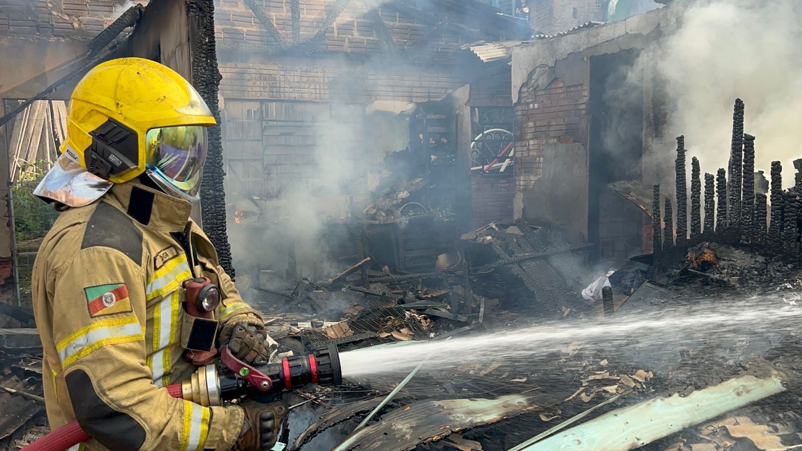 Residência é destruída pelo fogo em Parobé