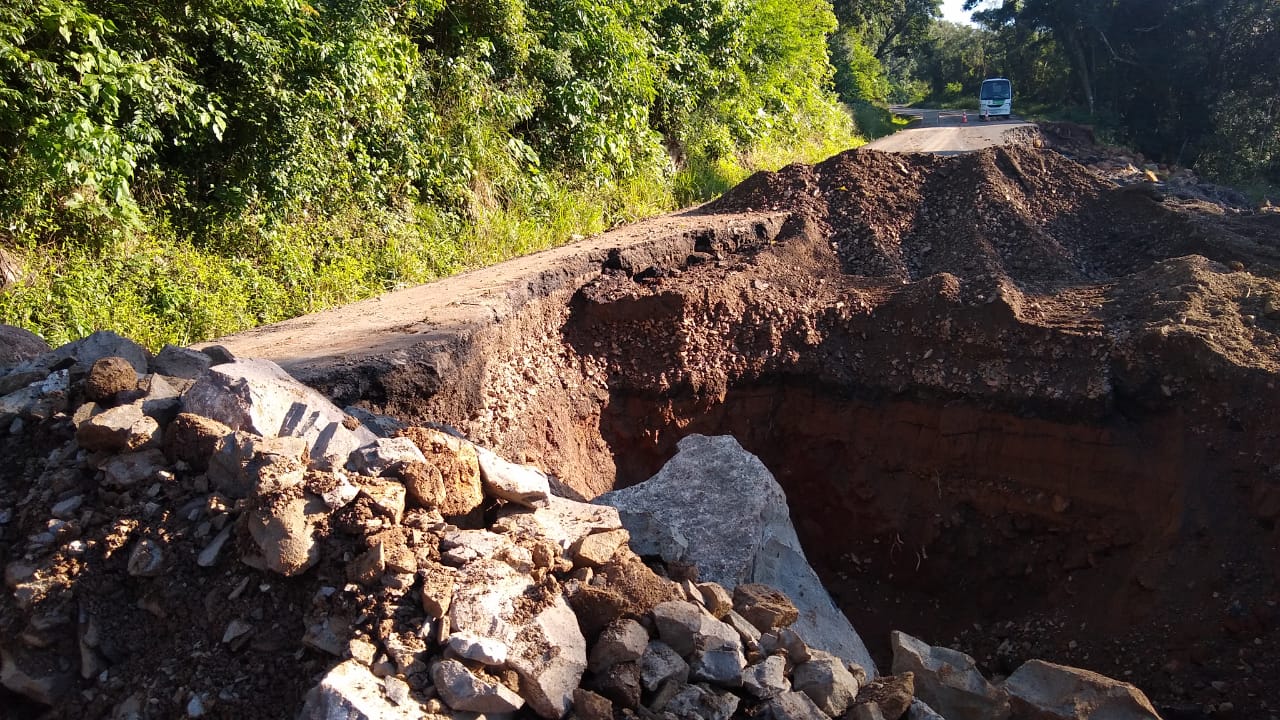 ERS-020 segue totalmente bloqueada do km 54 ao 58 em Taquara
