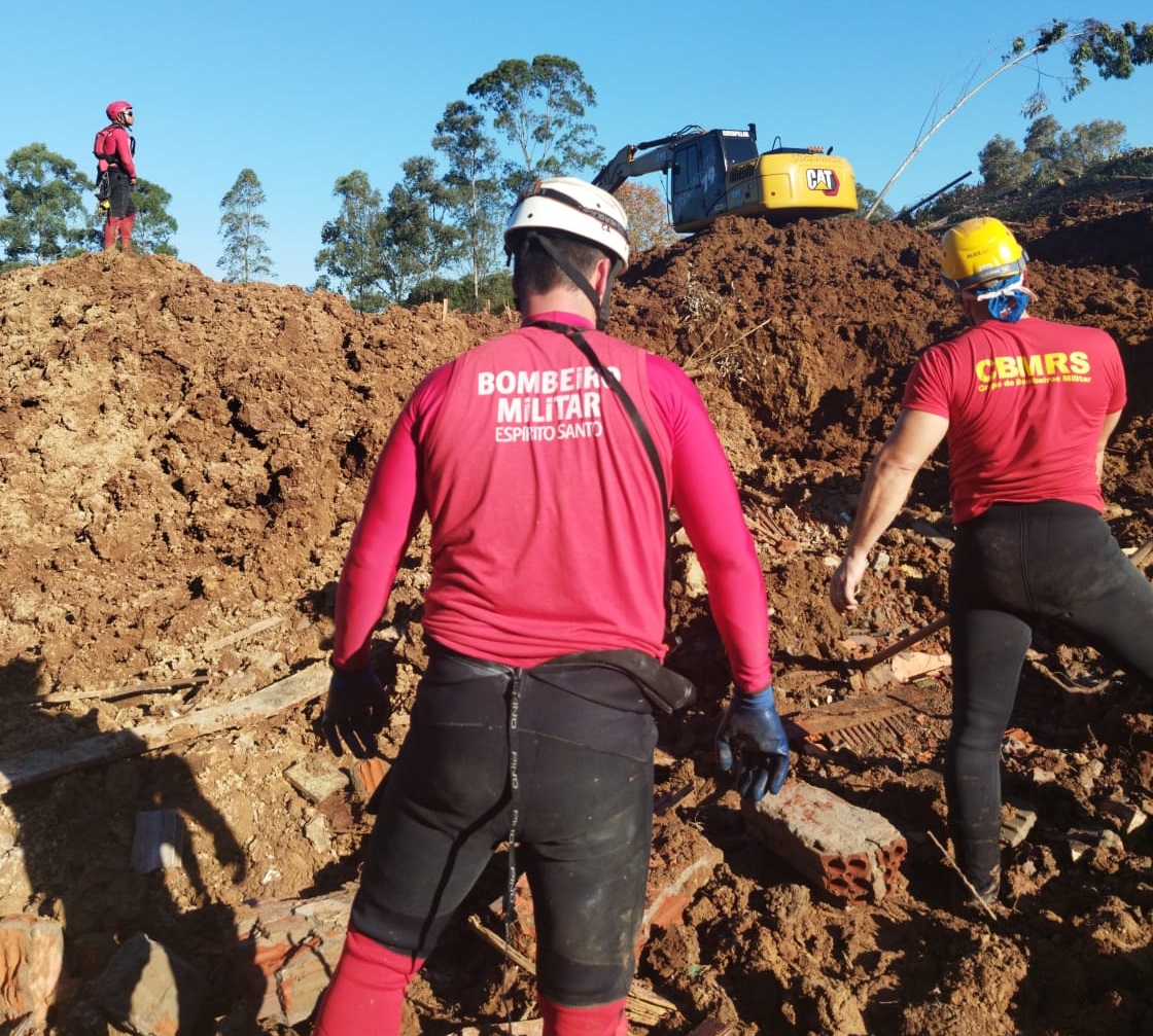 Bombeiros de Taquara localizam corpo de idosa que morreu em deslizamento de terra no interior