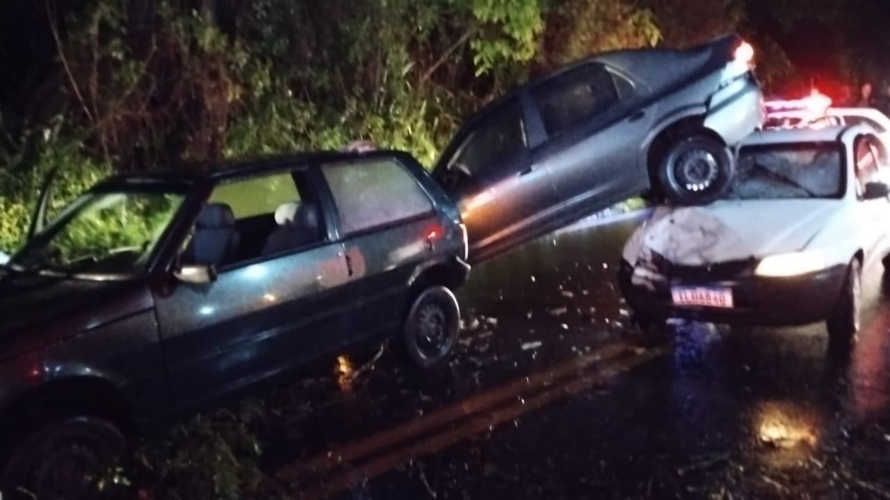 Três veículos se envolvem em colisão na ERS-115 em Três Coroas