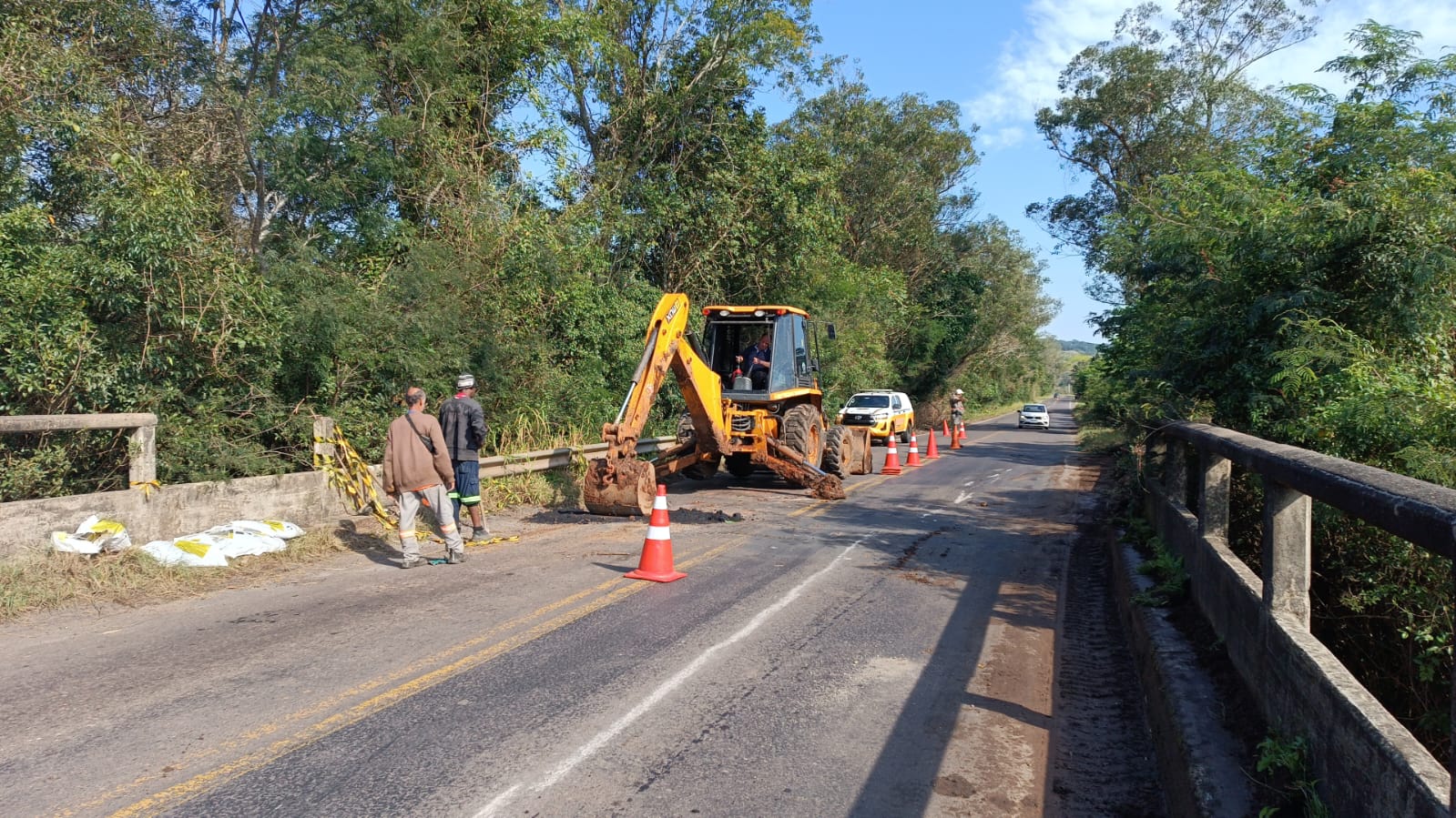 Trânsito em cima de ponte na ERS-020 em Taquara é liberado após conserto do asfalto
