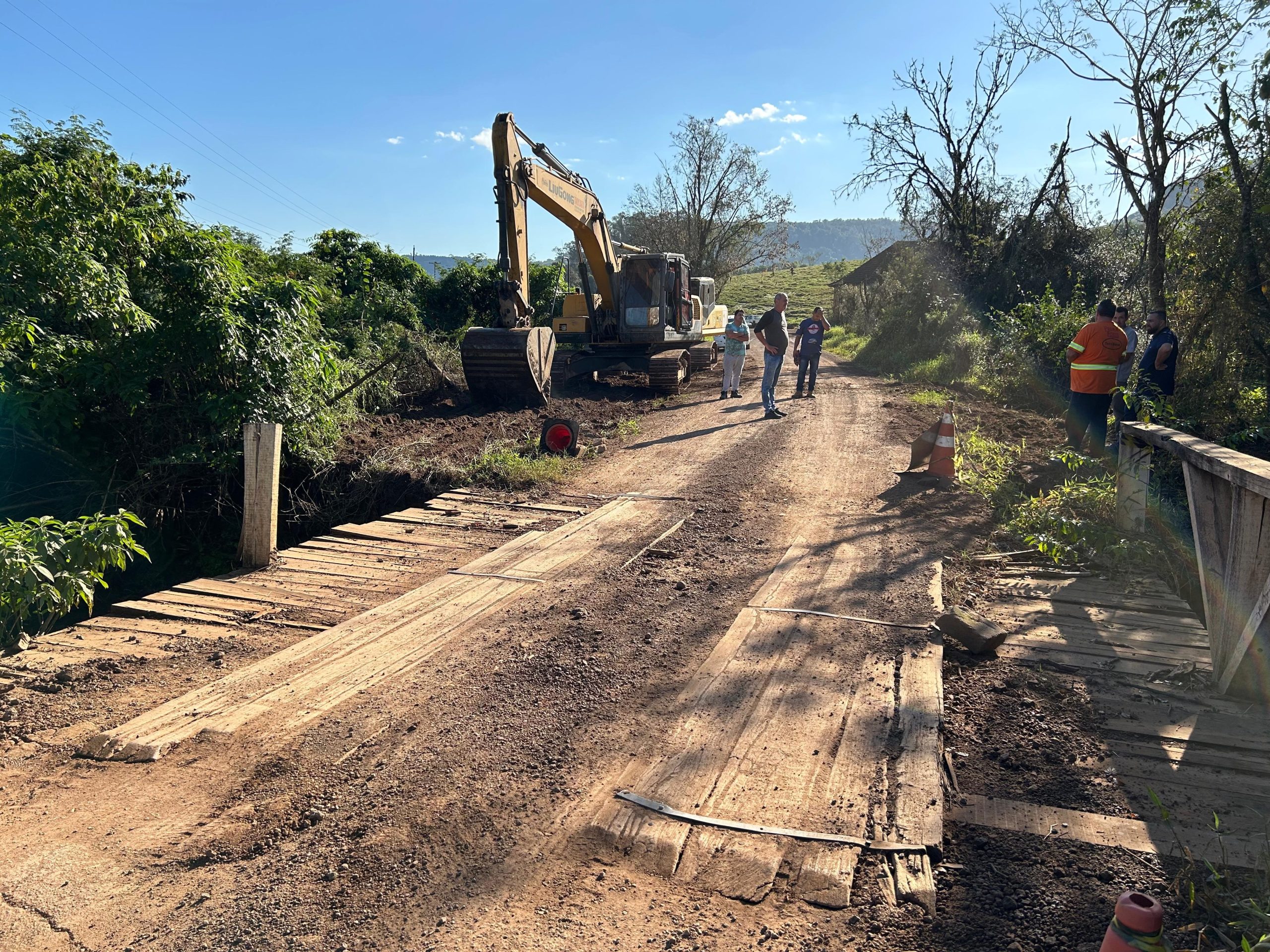 Ponte de madeira na Estrada Maracanã será substituída por galerias de concreto em Taquara