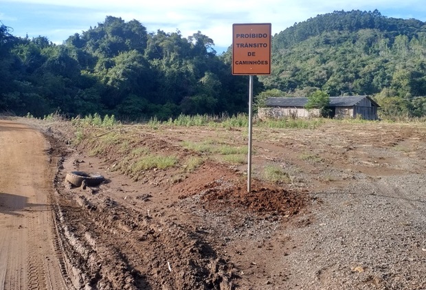 Veículos pesados estão proibidos de trafegar em duas estradas do interior de Três Coroas