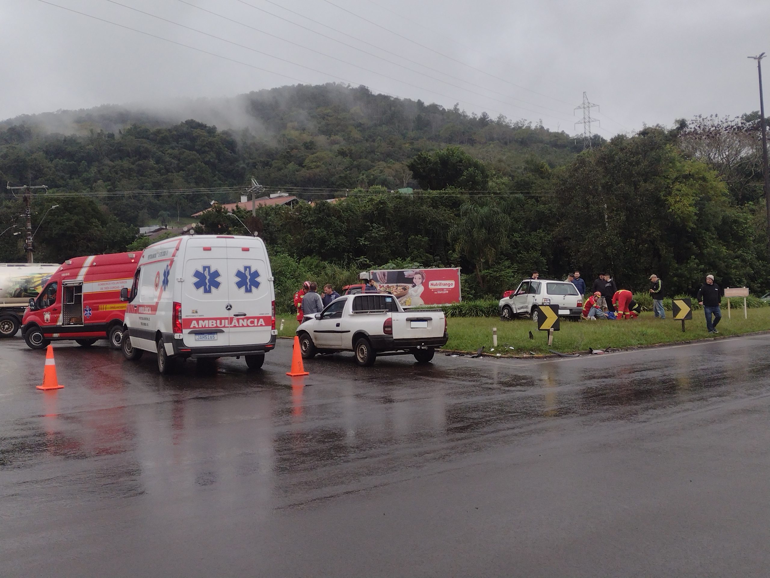 Veículos se envolvem em colisão na ERS-115 em Três Coroas