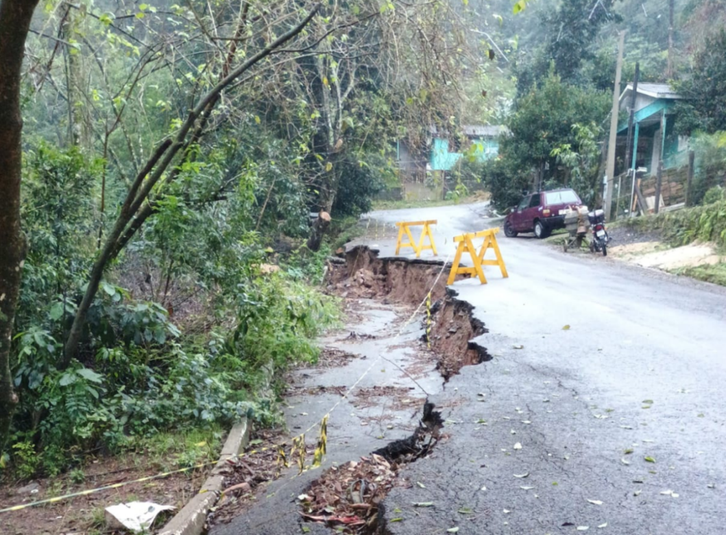 Rua no bairro Planaza segue com deslizamentos e moradores pedem solução à Prefeitura de Parobé
