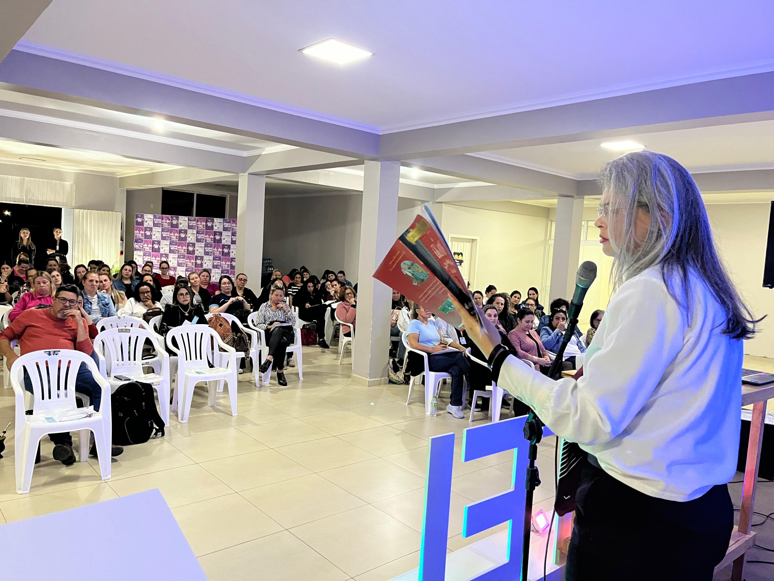 Professores do Ensino Fundamental participam de formação em Parobé