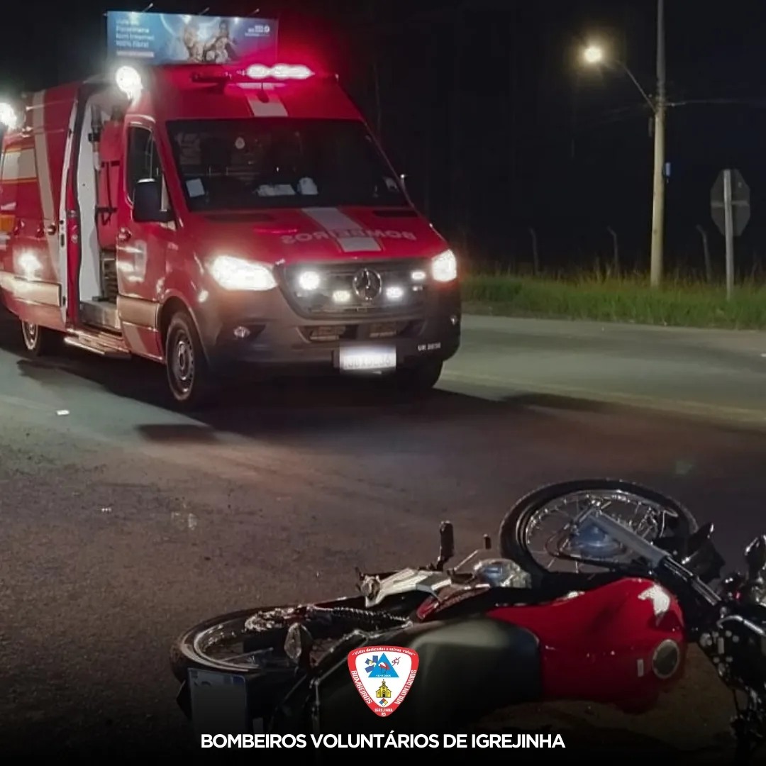Bombeiros atendem acidente entre moto e carro na ERS-115