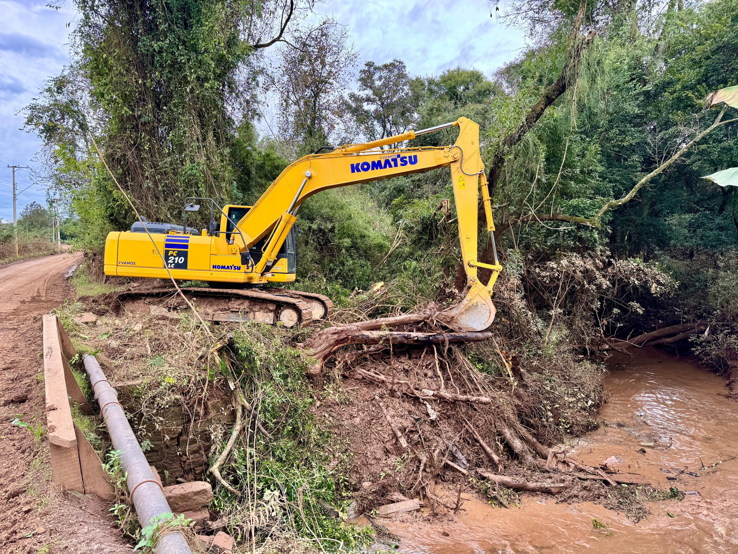 Prefeitura de Taquara trabalha no desassoreamento no bairro Santa Maria