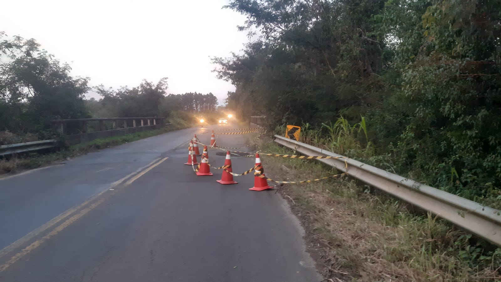 Buraco no asfalto deixa a ERS-020 em meia pista em Taquara