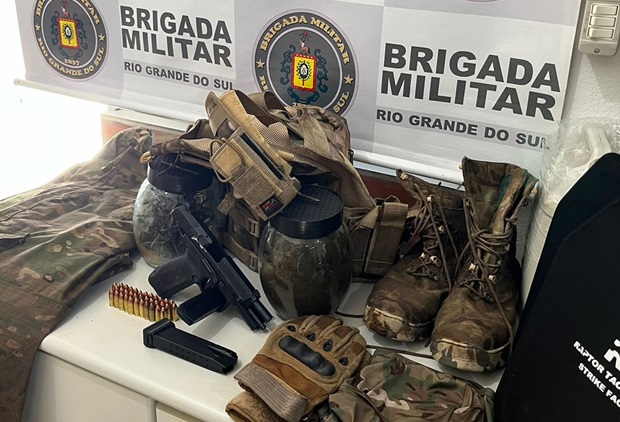 Homens são presos com pistola e perto de veículo que transportava miguelitos e colete balístico em Três Coroas