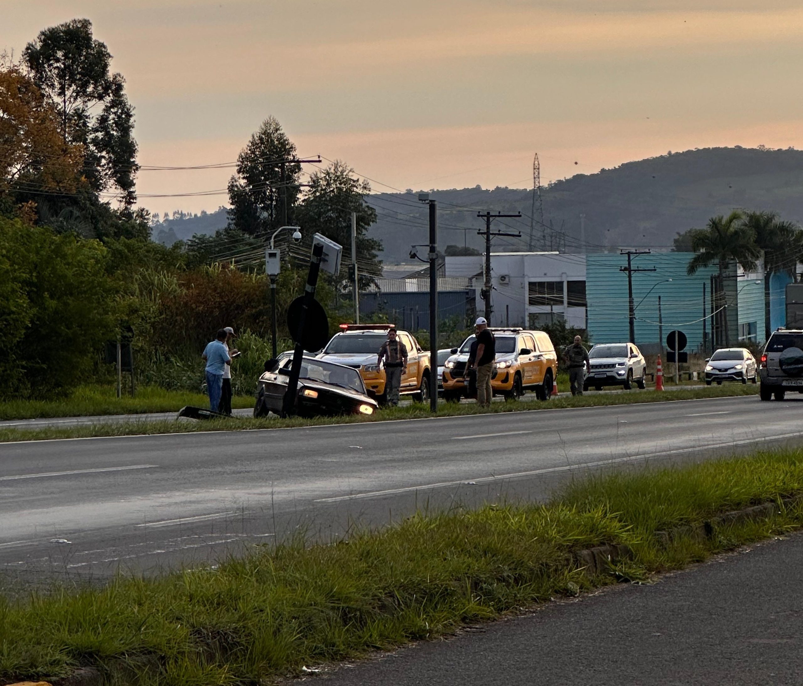 Homem passa mal e veículo que dirigia sai da pista na ERS-239 em Taquara