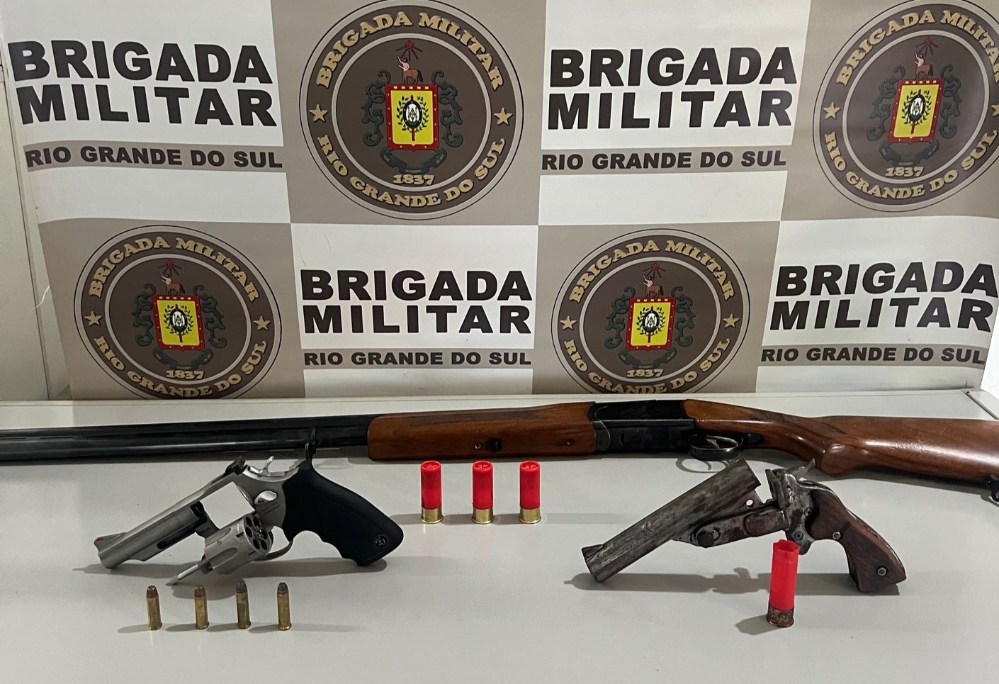 Homens são presos no interior de Taquara por posse irregular de arma de fogo