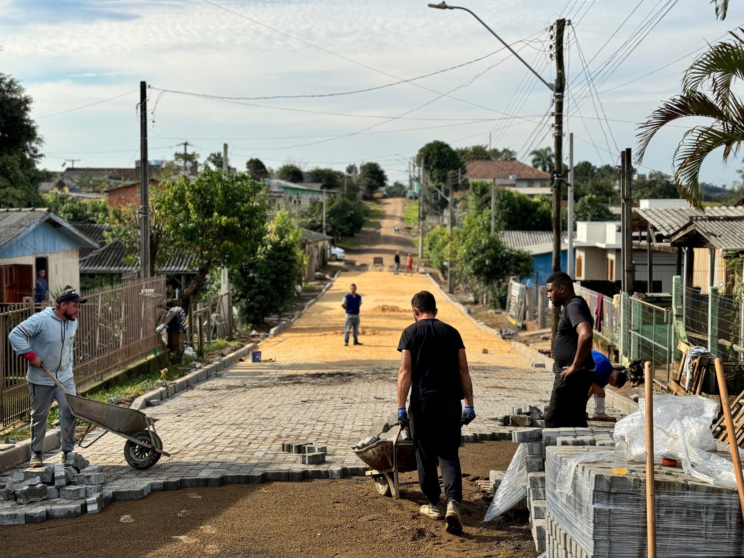 Rua Francisco Alves, em Taquara, recebe pavimentação com blocos de concreto