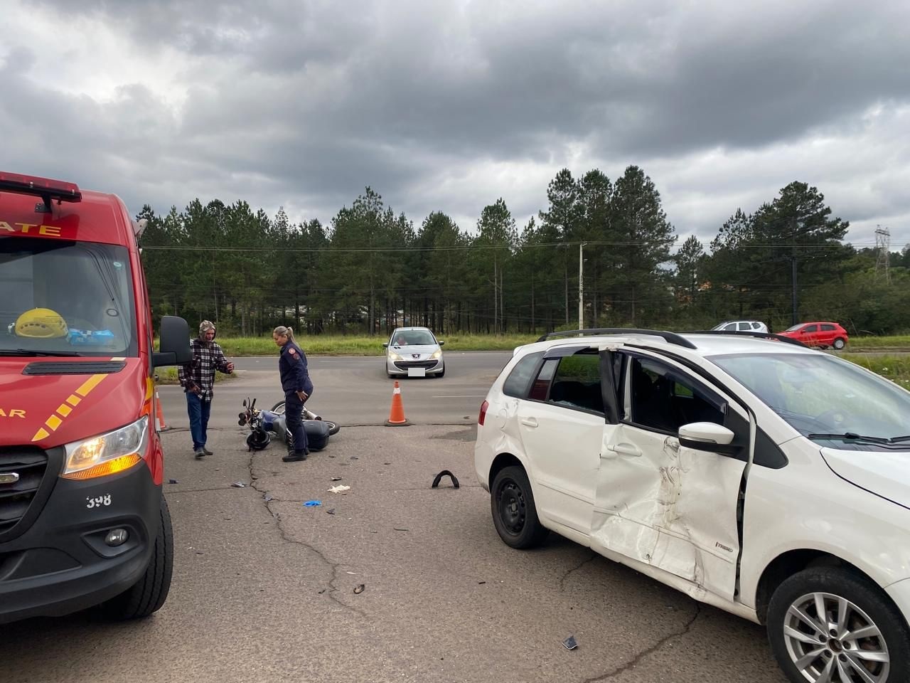 Motociclista fica gravemente ferido após colisão com carro na ERS-115 em Taquara