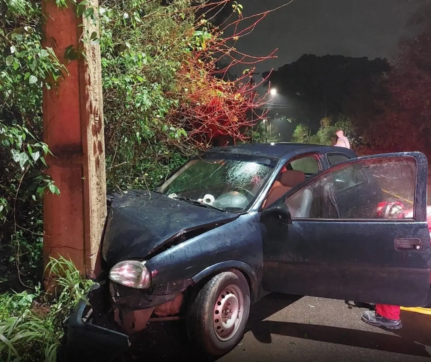 Jovem fica ferido após colidir seu veículo contra um poste em Igrejinha