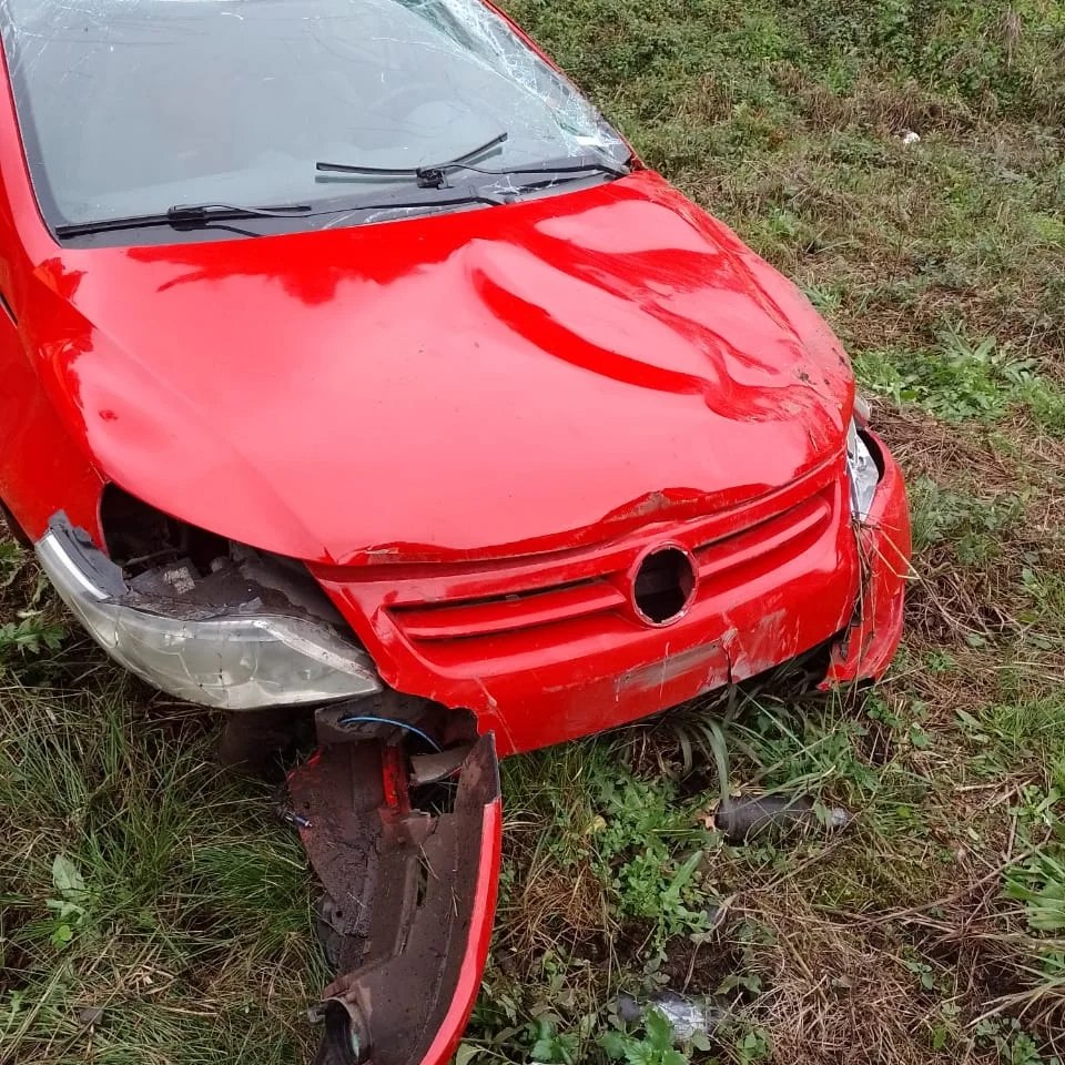 Casal e bebê ficam feridos após capotamento de veículo na ERS-115 em Três Coroas