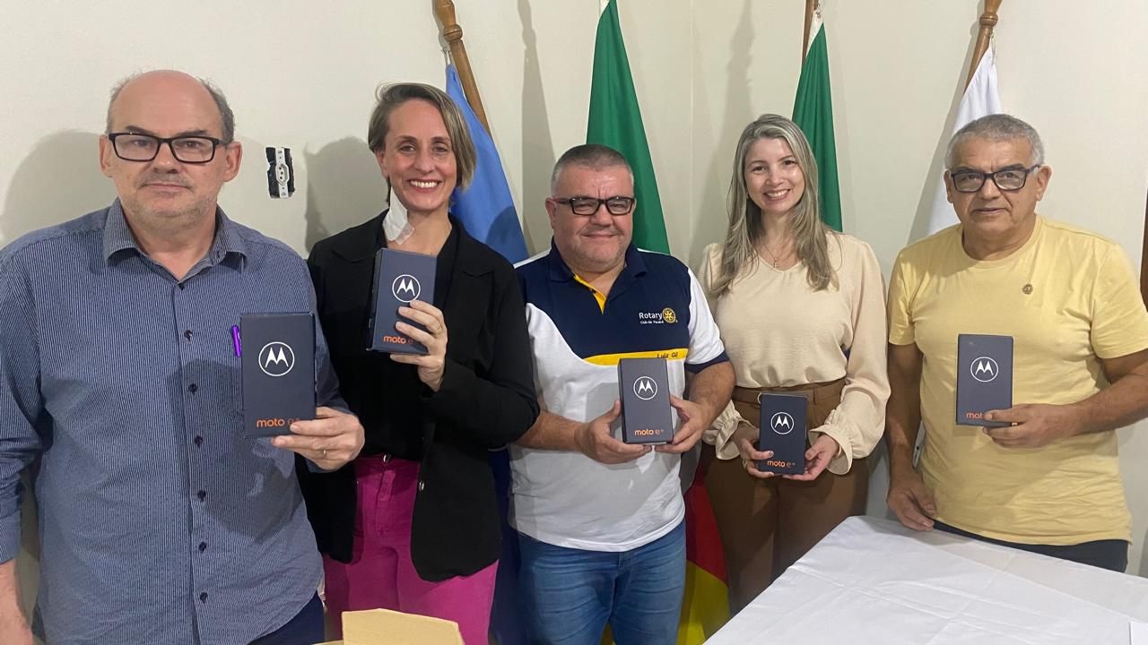 Rotary Club de Parobé realiza doação de 46 celulares para a Secretaria Municipal de Educação