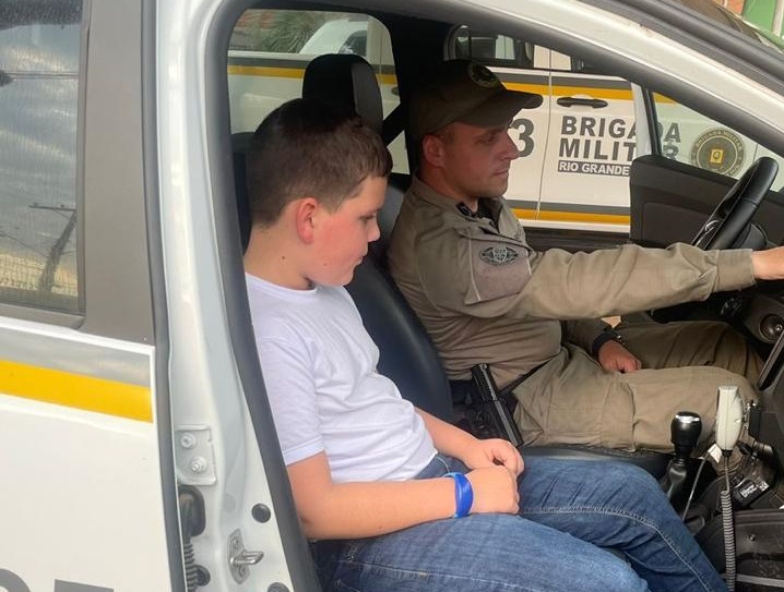 Menino de oito anos é recebido no quartel da Brigada Militar de Taquara