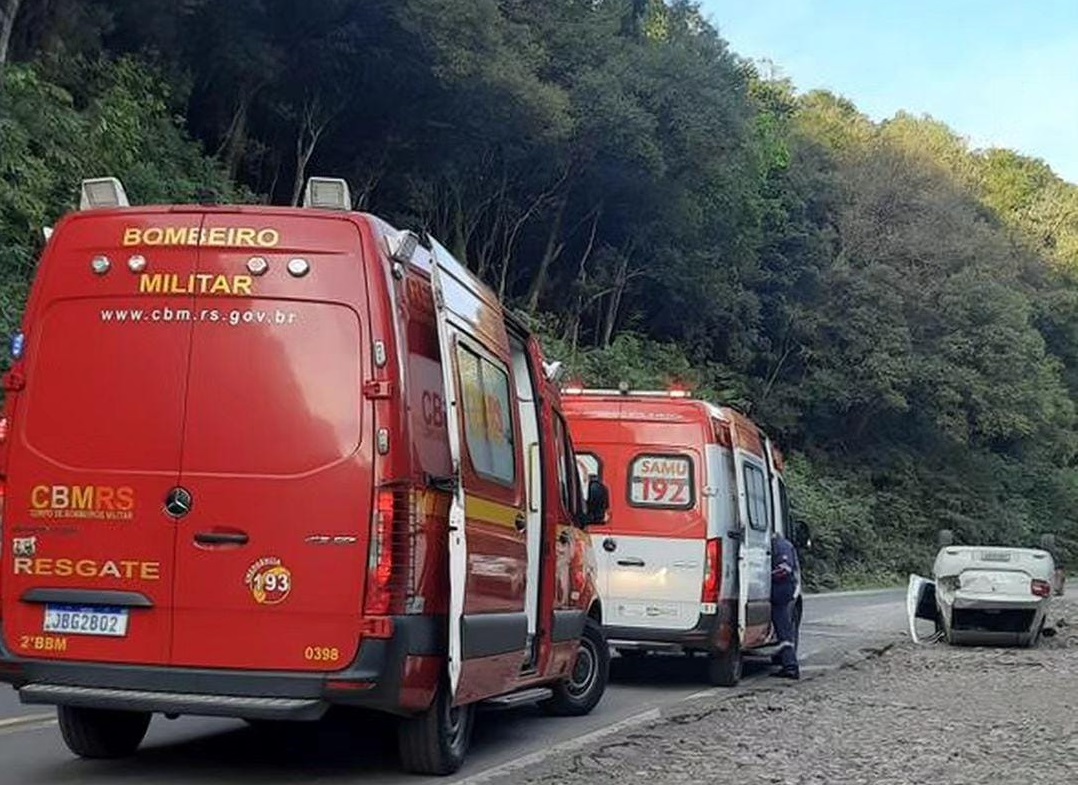 Quatro pessoas ficam feridas após capotamento de veículo na ERS-020 em Taquara