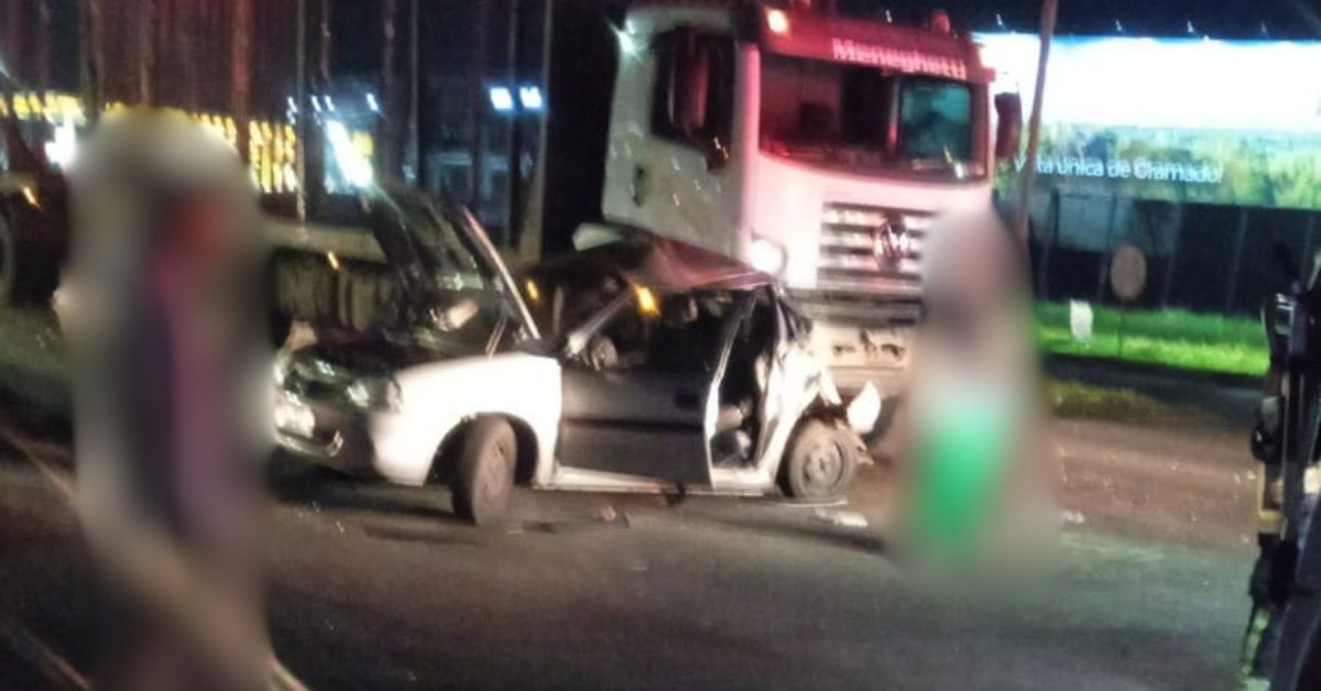 Colisão entre caminhão e carro deixa quatro pessoas feridas em Taquara