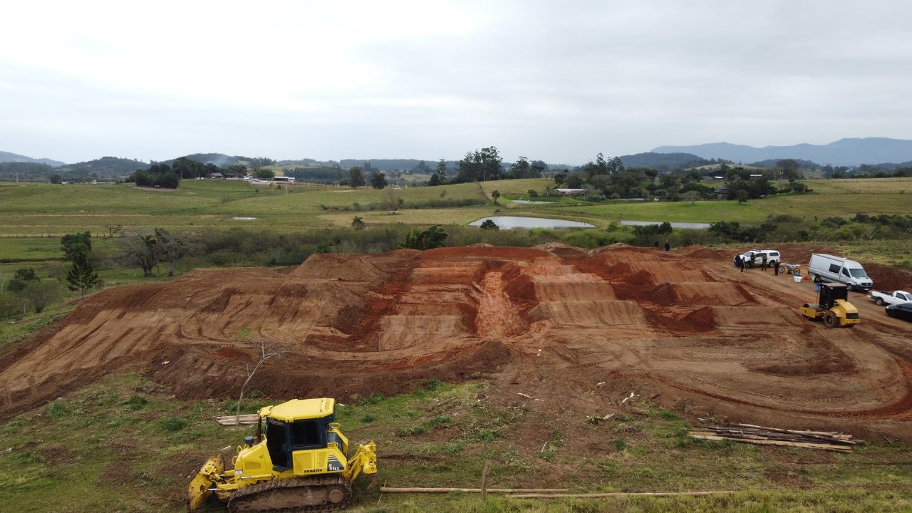 Polícia Ambiental fiscaliza área onde está sendo instalada uma pista de motocross em Parobé