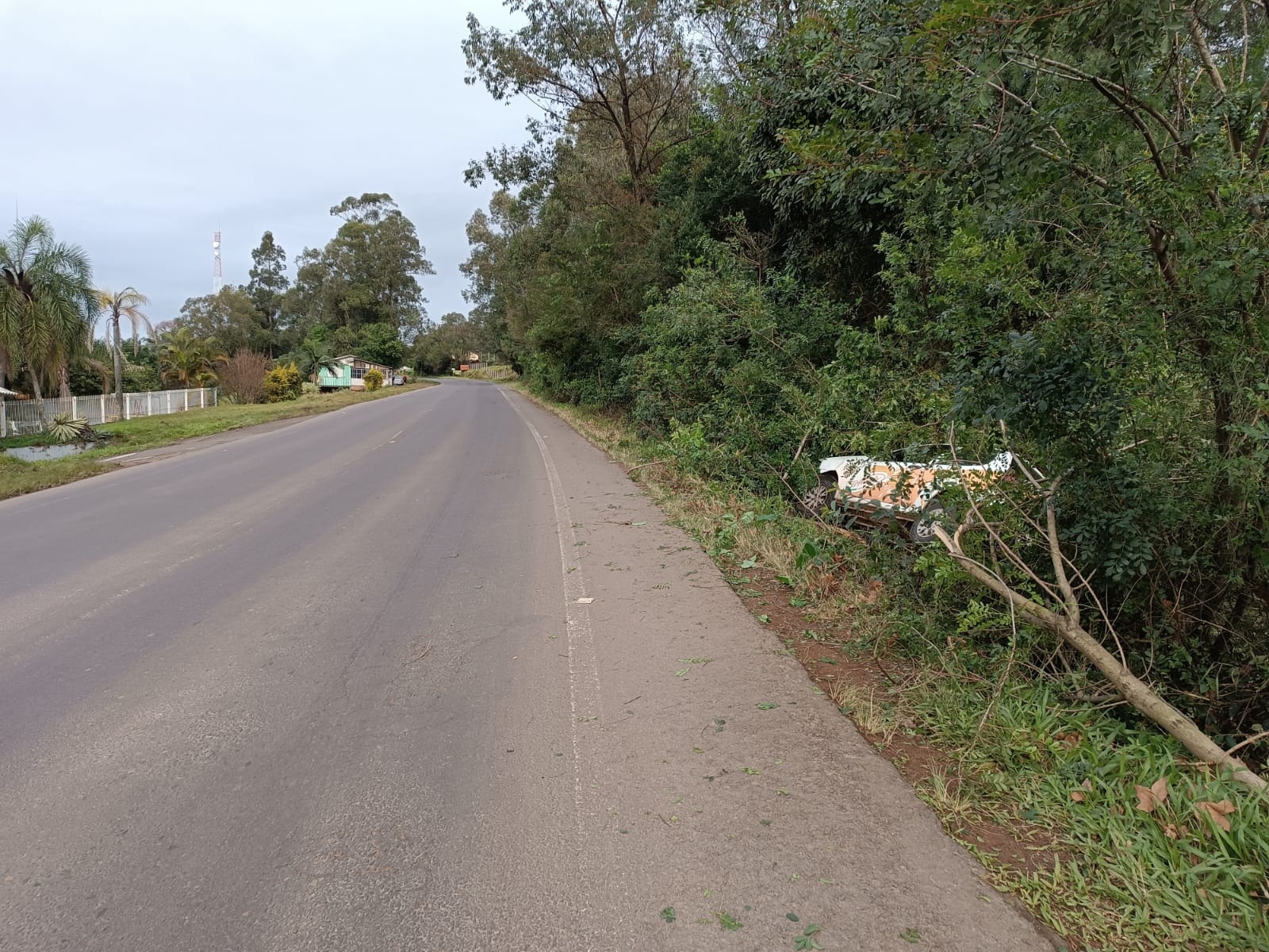 Veículo saí da pista e colide em árvores às margens da ERS-020 em Taquara