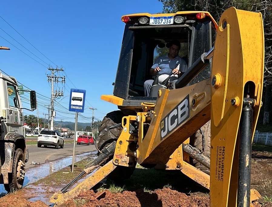 Corsan realiza reparos em rede rompida para normalizar abastecimento em dez bairros