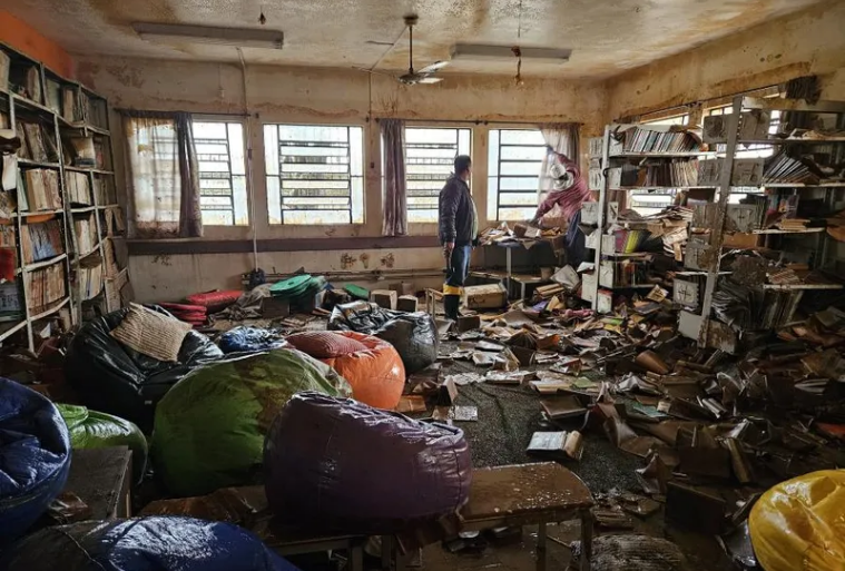 Igrejinha realiza arrecadação de livros após biblioteca pública ser atingida pela enchente