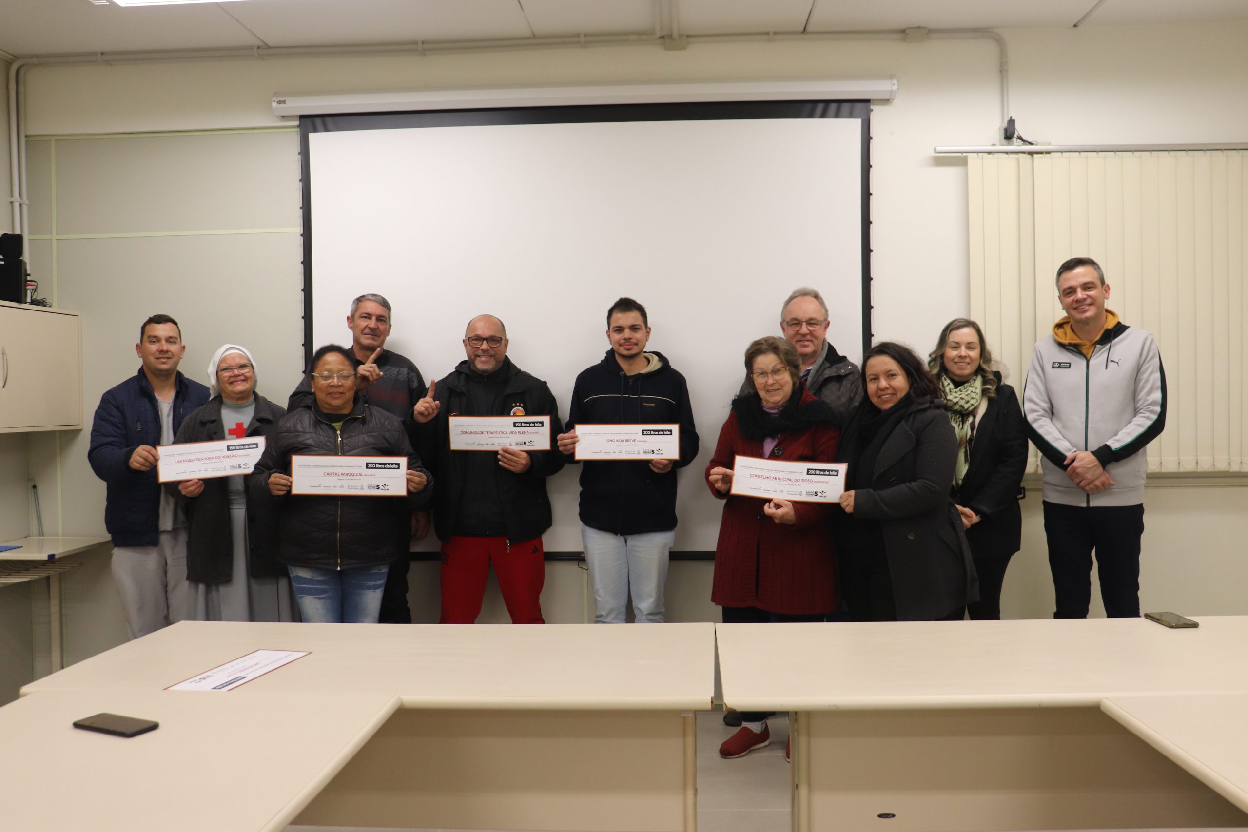 Seis entidades do Paranhana são beneficiadas com caixas de leite arrecadadas no show da Ospa