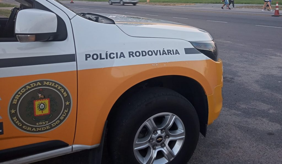 Carro despenca de ponte na ERS-239 e destroços provocam acidente com motociclista