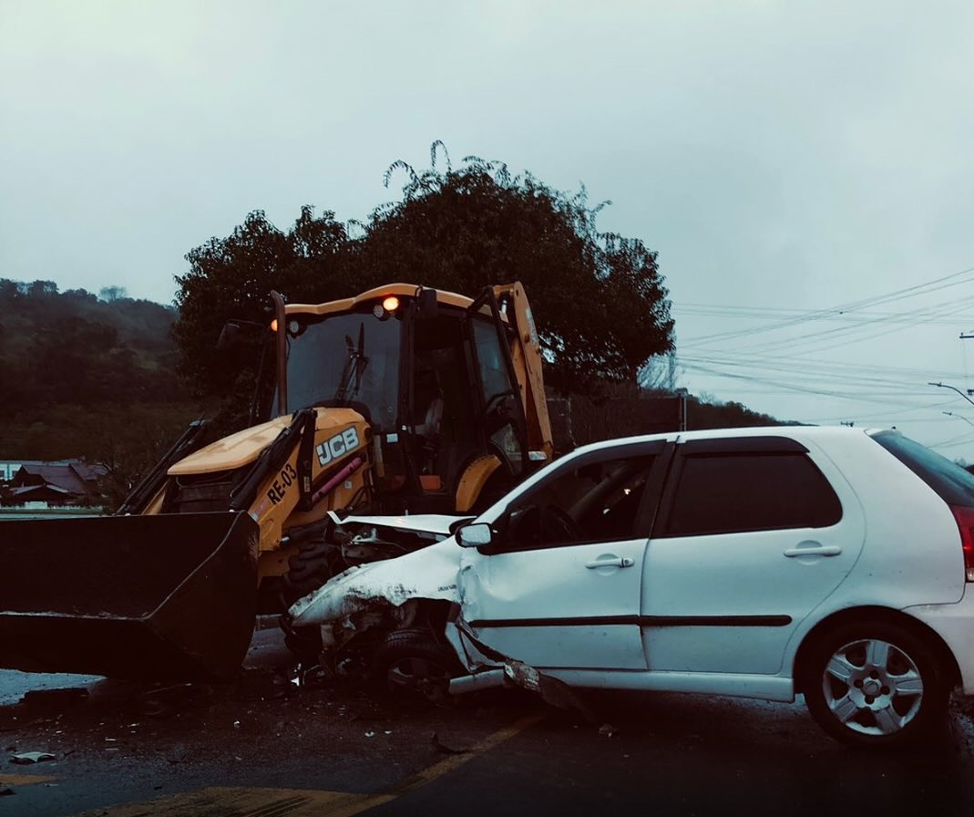 Homem fica ferido após colisão entre carro e retroescavadeira em Igrejinha