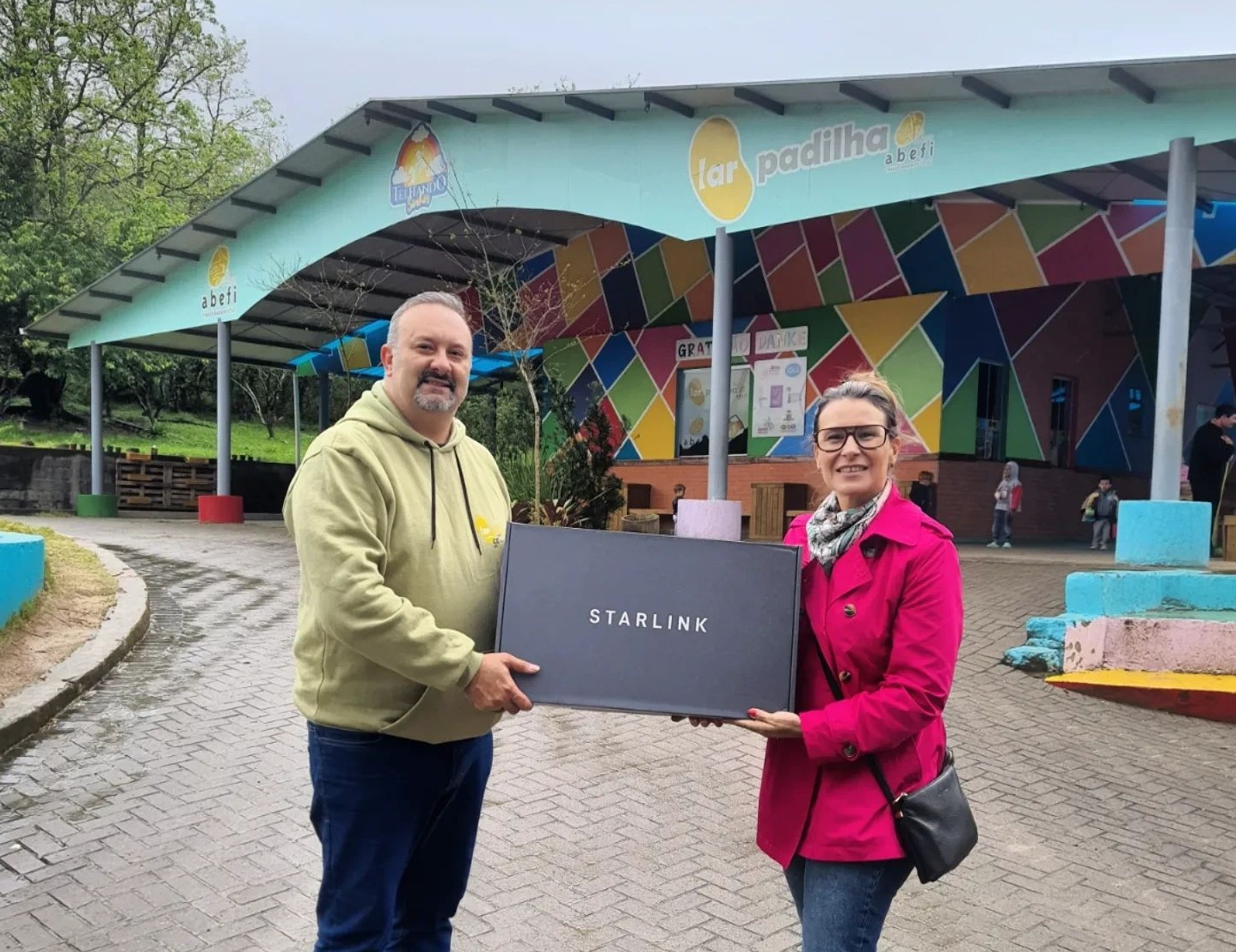 Lar Padilha recebe doação de antena de internet via satélite da Starlink
