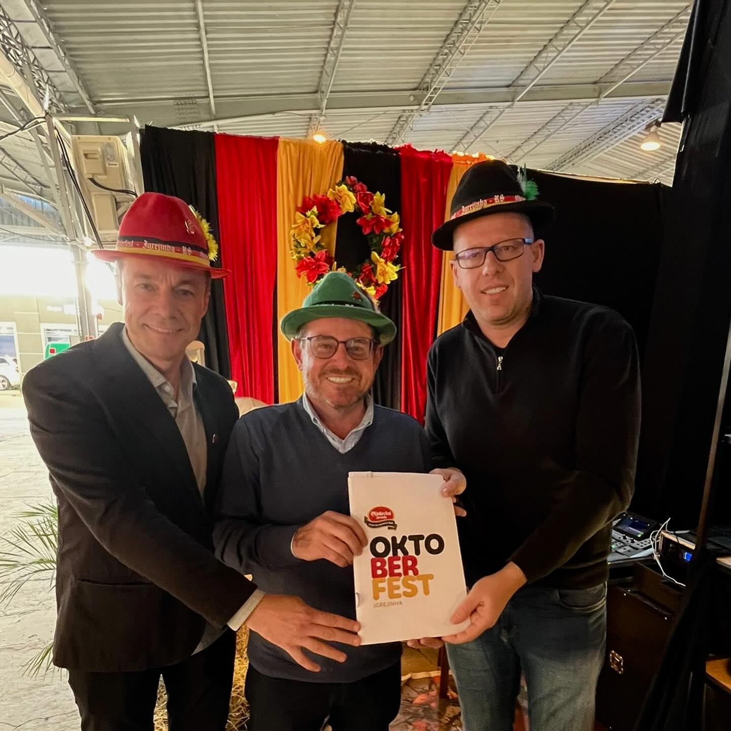 Comitiva entrega convite oficial da 35ª Oktoberfest de Igrejinha na Expointer em Esteio