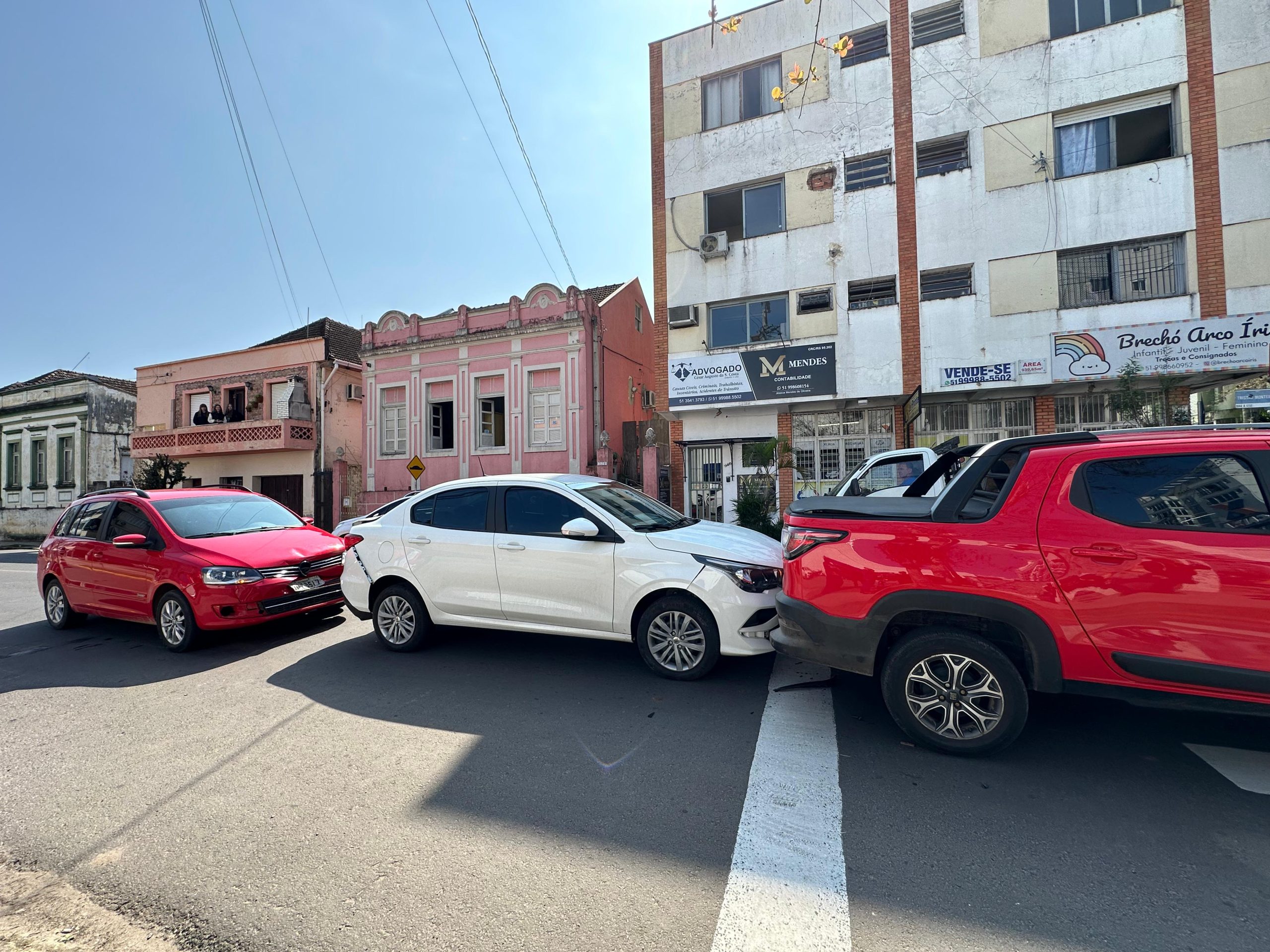 Três veículos se envolvem em acidente no Centro de Taquara