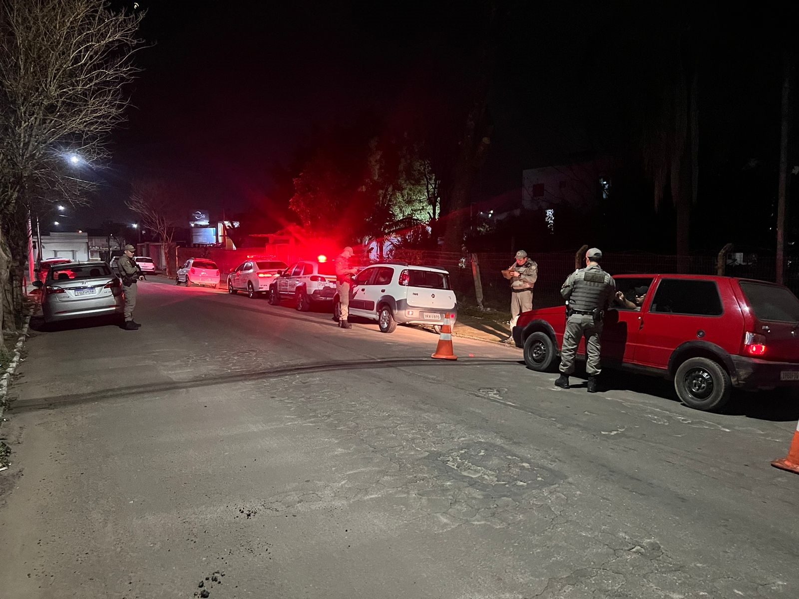 Brigada Militar realiza barreiras em diversos bairros de Parobé durante a Operação Bote Certo