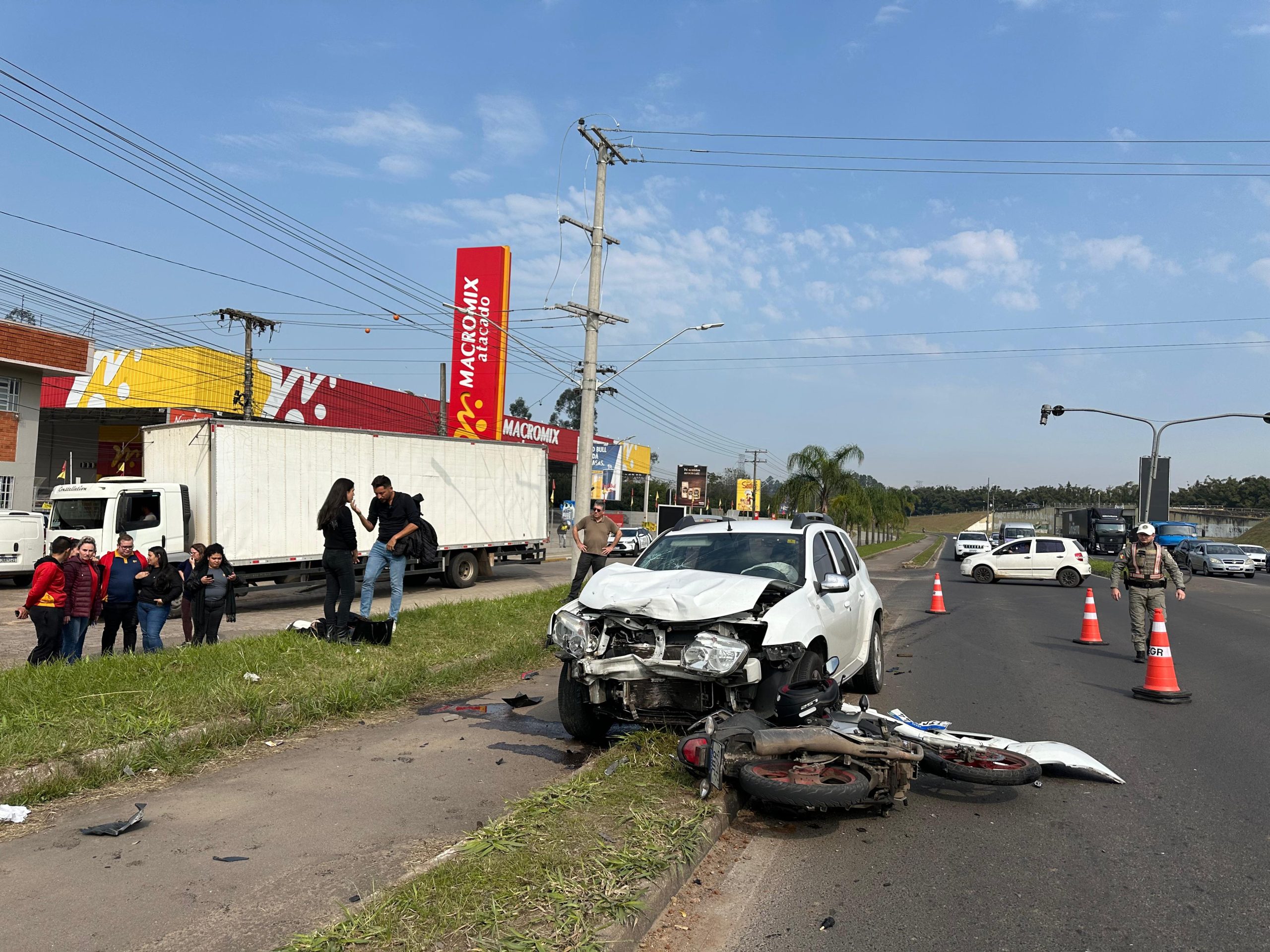 Motociclista fica ferido após colisão com caminhonete na ERS-115 em Taquara