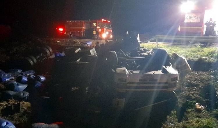 Condutor morre após perder o controle de carreta Scânia e capotar na ERS-474