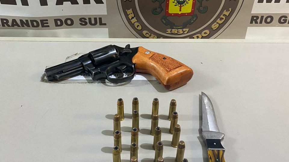 Tumulto marca prisão de homens com arma de fogo e faca em Parobé