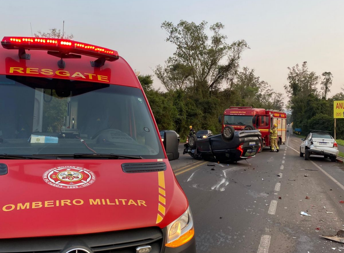 Colisão entre veículos resulta em capotamento na ERS-115 em Taquara