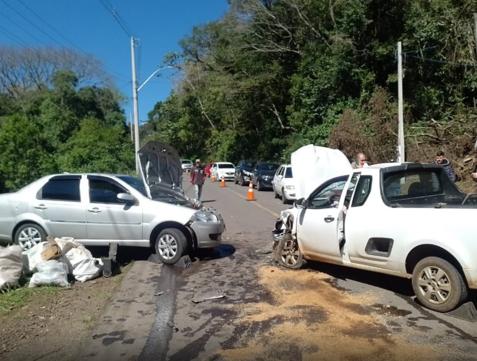 Acidente entre dois veículos deixa três pessoas feridas em Igrejinha