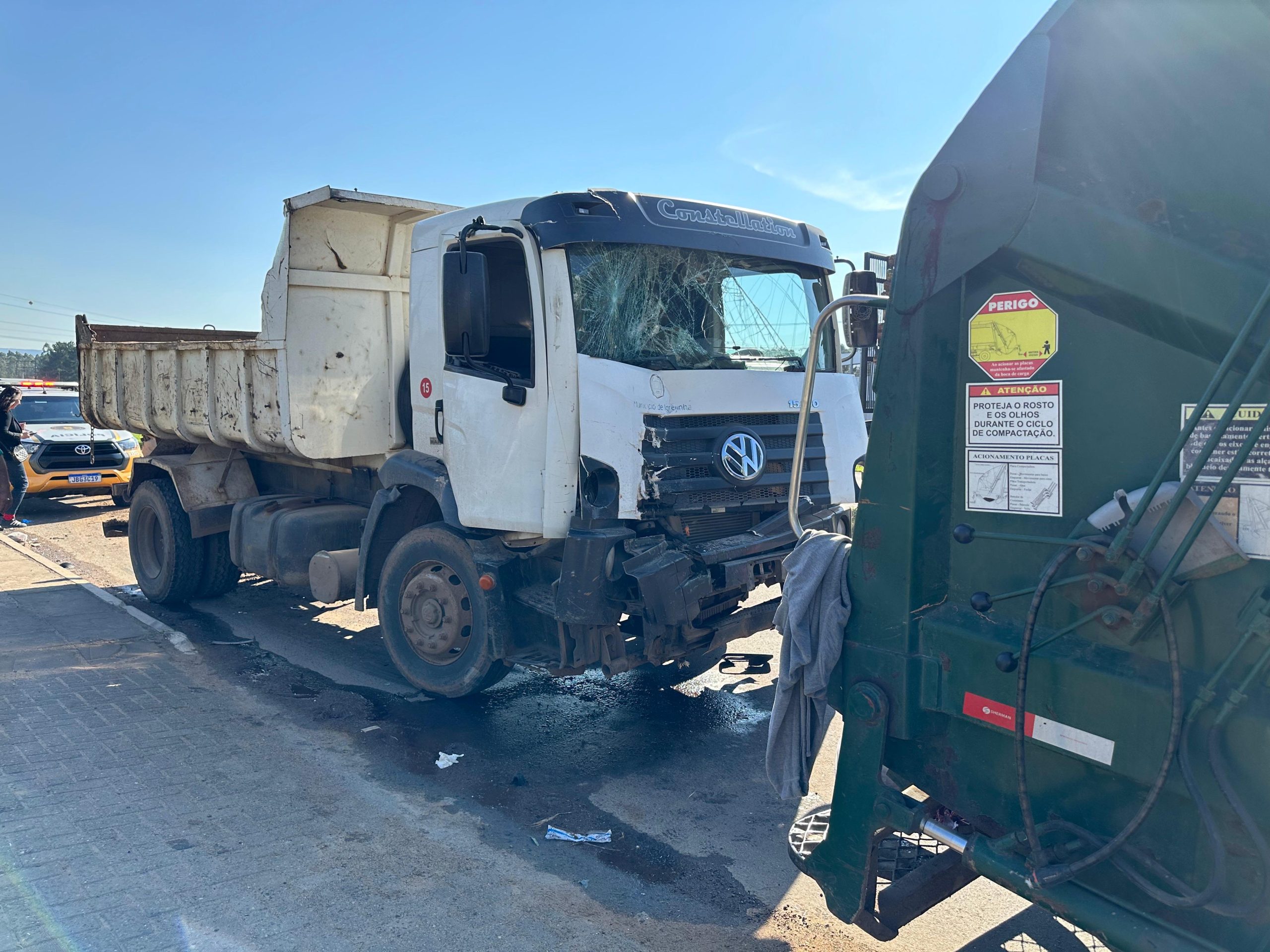 Colisão envolvendo três caminhões deixa duas pessoas feridas na ERS-115 em Taquara