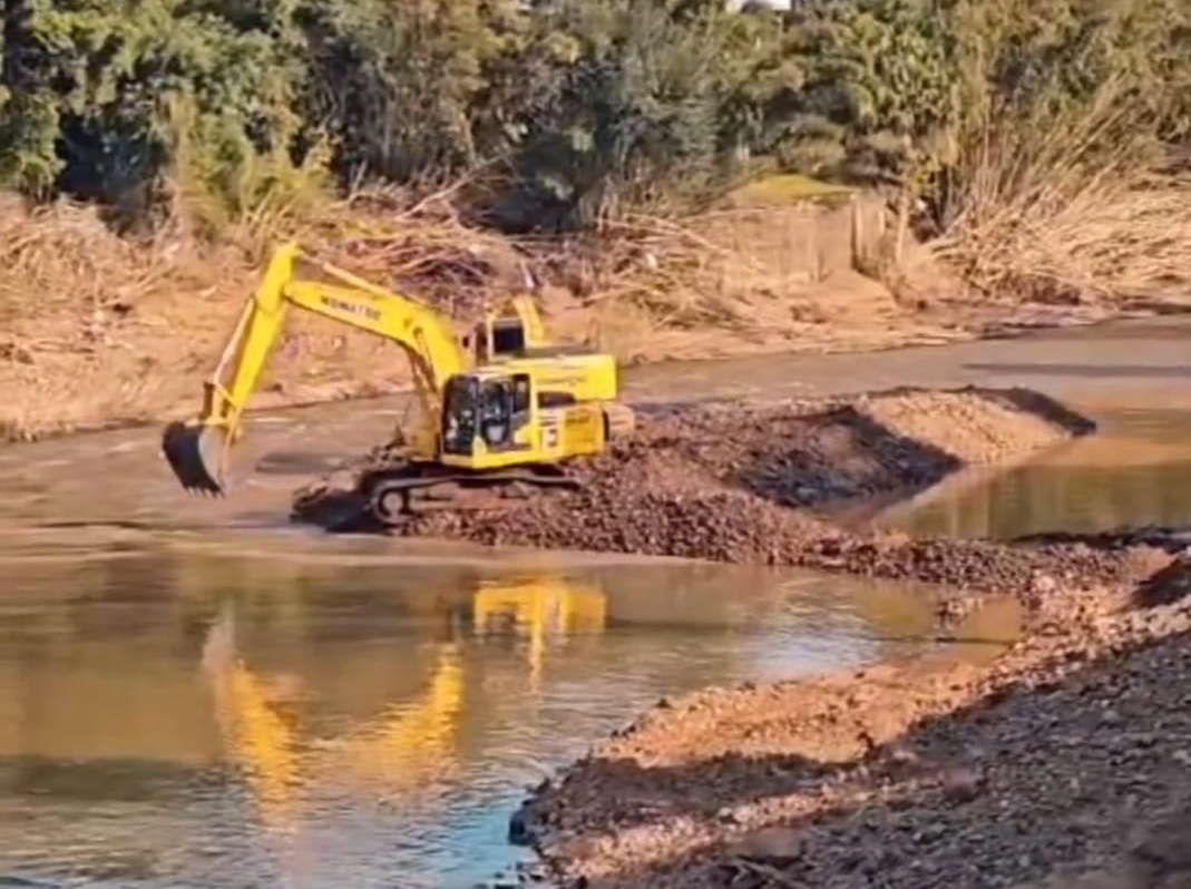 Igrejinha segue realizando trabalho de desassoreamento no Rio Paranhana